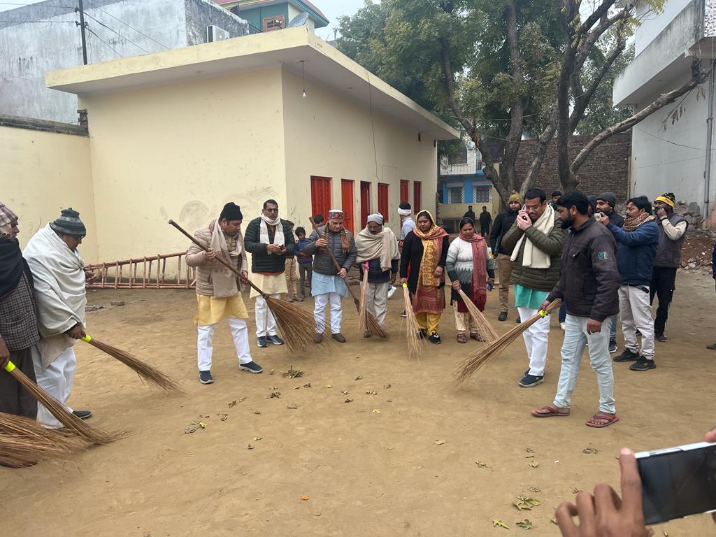 KiratSinghbjp's tweet photo. श्रमदान, ताकि स्वच्छ रहें हमारे तीर्थ स्थान। 

आज गंगोह विधानसभा क्षेत्र के अंतर्गत कस्बा गंगोह क्षेत्र में स्थित वाल्मीकि मंदिर में साफ-सफाई का सुअवसर प्राप्त हुआ। 

प्रभु श्रीराम के अयोध्या आगमन पर प्रधानमंत्री श्री @narendramodi जी के इस पुण्य अभियान से जुड़कर आप सब भी सहभागी बनें।

#MLAGangoh 
@BJP4India @BJP4UP @JPNadda @Bhupendraupbjp @blsanthosh @idharampalsingh @sunilbansalbjp @AmitShah @BJPSaharanpurOf