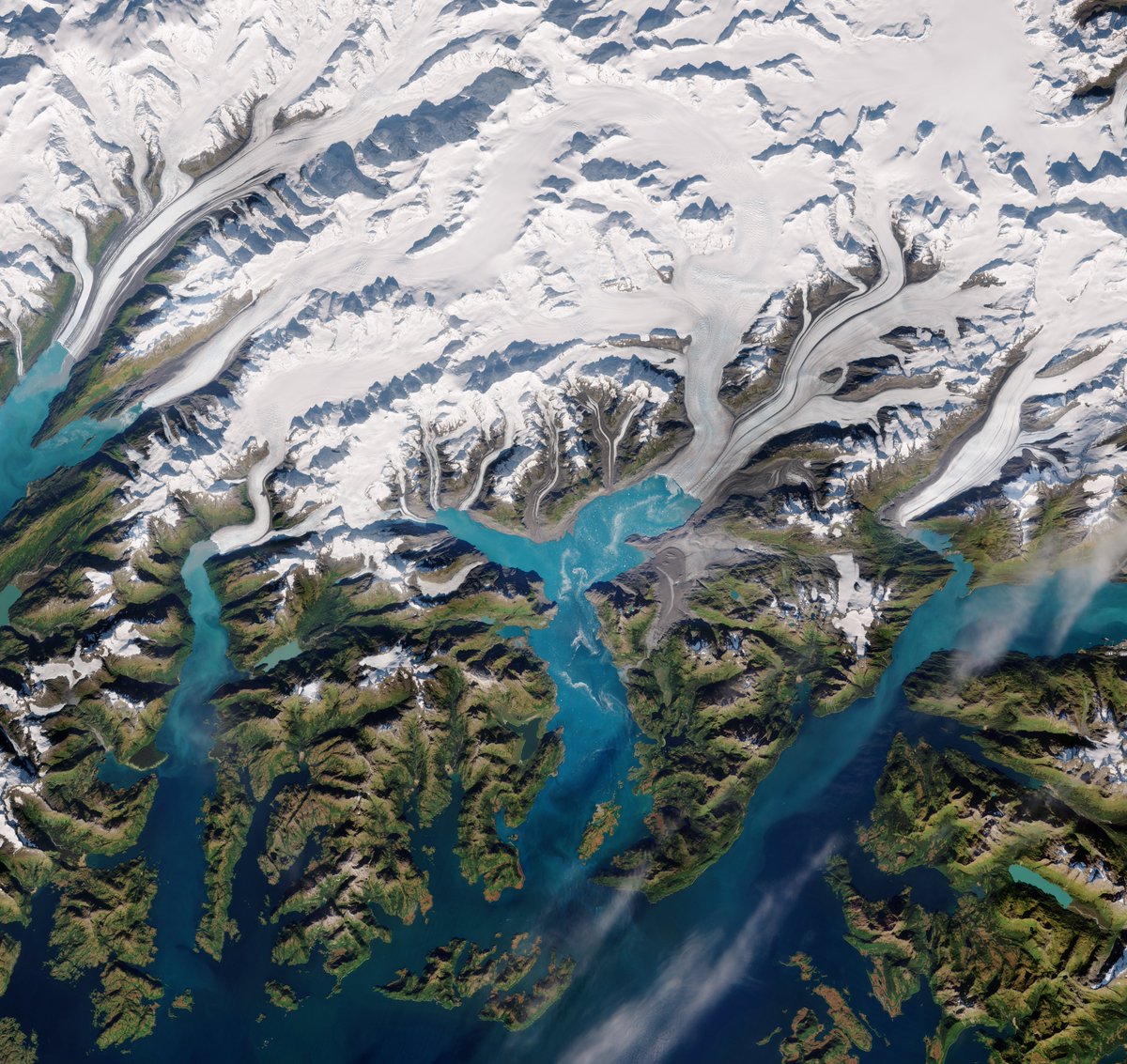 📷 This week's #EarthFromSpace features a @CopernicusEU #Sentinel2 image of Alaska’s Columbia Glacier, one of the fastest changing glaciers in the world🧊 

Since the early 1980s, the Columbia Glacier has retreated more than 20 km and lost about half of its total volume. This one