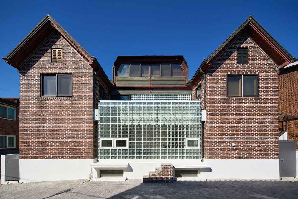 designboom's tweet image. glass block surfaces by studio heech enclose brick structure in seoul designboom.com/architecture/g…