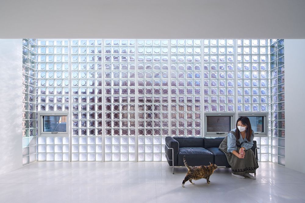 designboom's tweet image. glass block surfaces by studio heech enclose brick structure in seoul designboom.com/architecture/g…