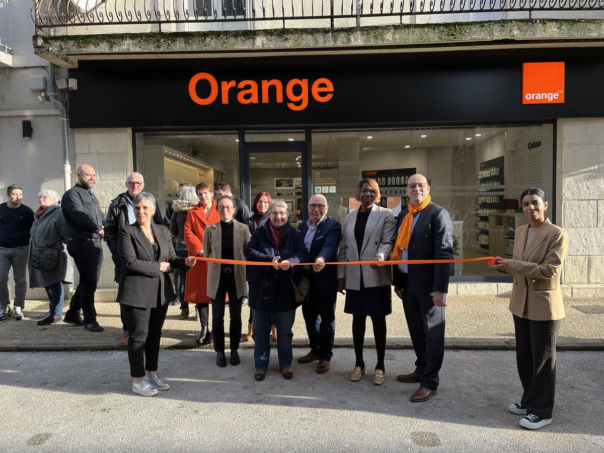 Orange Occitanie (@orangeoccitanie) on Twitter photo Bonne nouvelle à Saint-Céré (Lot) ! Une nouvelle boutique Orange en centre-ville, inaugurée ce jour en présence de <a href="/Huguette_Tiegna/">Huguette Tiegna</a>, <a href="/mellinger46/">André Mellinger</a>, Mme Bizat, la Maire, et <a href="/NicoTissot_DRCL/">🟧 Tissot Nicolas</a>.
L’équipe vous attend pour vous conseiller sur les produits et services Orange ! Bonne nouvelle à Saint-Céré (Lot) ! Une nouvelle boutique Orange en centre-ville, inaugurée ce jour en présence de <a href="/Huguette_Tiegna/">Huguette Tiegna</a>, <a href="/mellinger46/">André Mellinger</a>, Mme Bizat, la Maire, et <a href="/NicoTissot_DRCL/">🟧 Tissot Nicolas</a>.
L’équipe vous attend pour vous conseiller sur les produits et services Orange !
