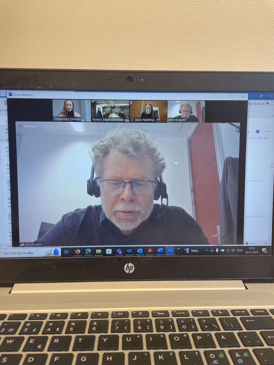 I går åpnet John Krogstie det første kurset i bruk av DIIA-appen, som tilgjengeliggjør digitale offentlige tjenester for ukrainske innbyggere. Kursene muliggjøres av midler som normalt brukes på gaver til foredragsholderne på NOKIOS, og holdes på tilfluktssteder i Kharkiv.