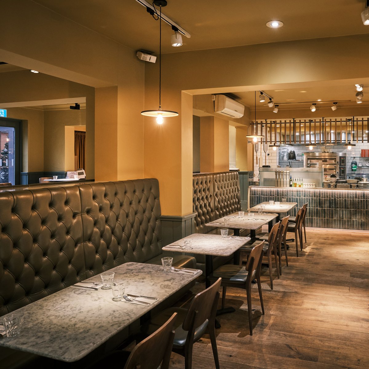 Another interior design project, completed just before Christmas. Proof that colour can make a huge impact on a space. We love this warm yellow. Photo courtesy of PizzaExpress #RestaurantDesign #HospitalityDesign #restaurantinterior #interiordesign #commercialinteriordesign