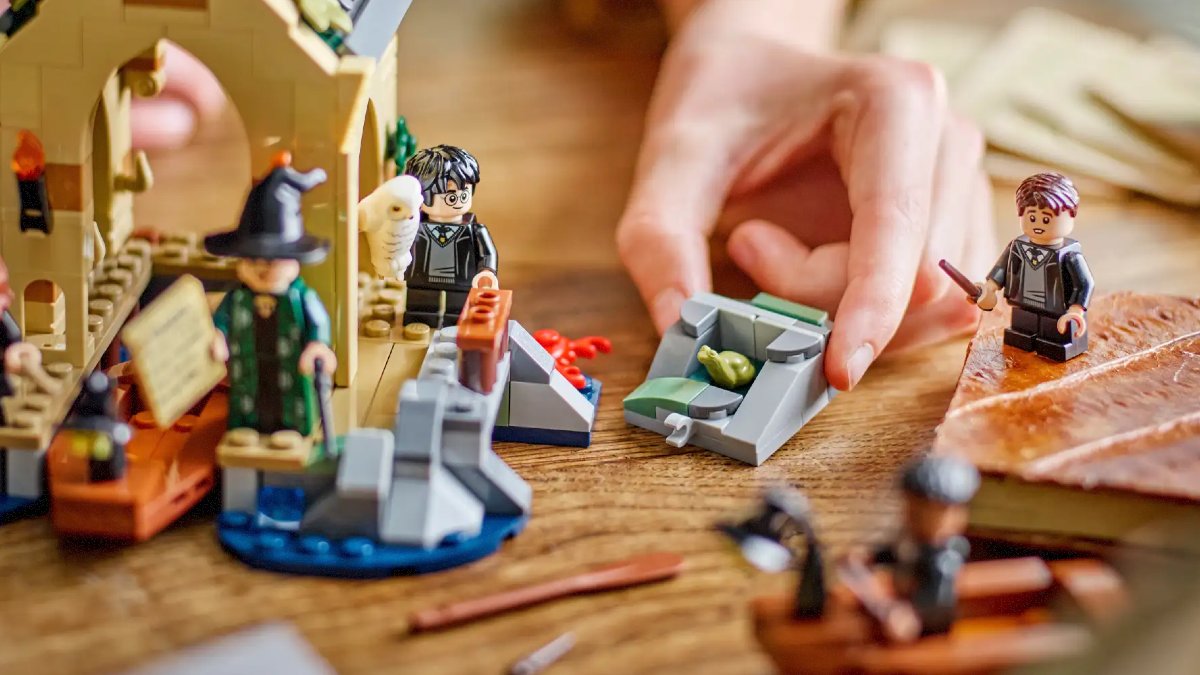 The LEGO Group has published more images of the first wave of LEGO Harry Potter 2024 sets, offering a closer look at the debut sections of the new Hogwarts system. brickfanatics.com/more-images-of… #LEGO #LEGONews