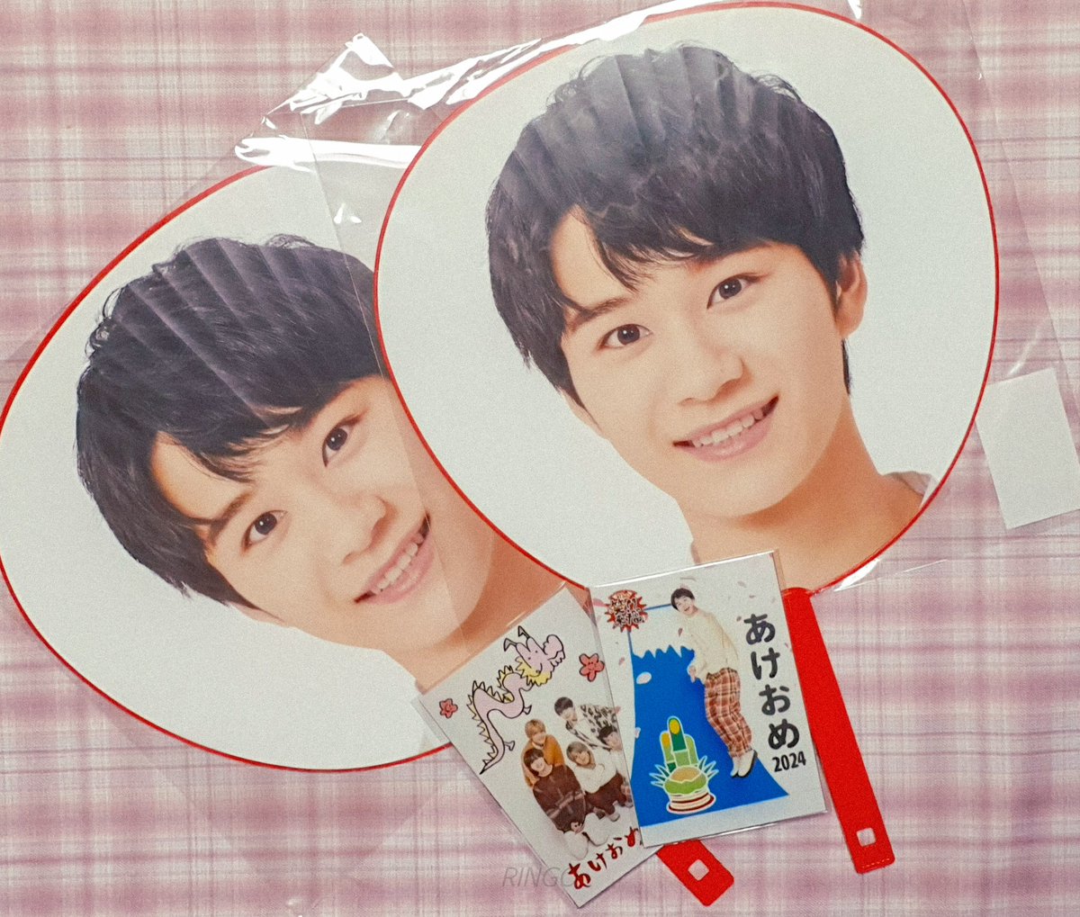 toatoringo's tweet photo. あけおめグッズ届いた~♪ ٩( ´ω` )و ♪
グッズビジュ最高すぎる✨
おかげで早くもらって嬉しい🥹
送ってくれてありがとう~🩷 https://t.co/ItN9kvIgzj