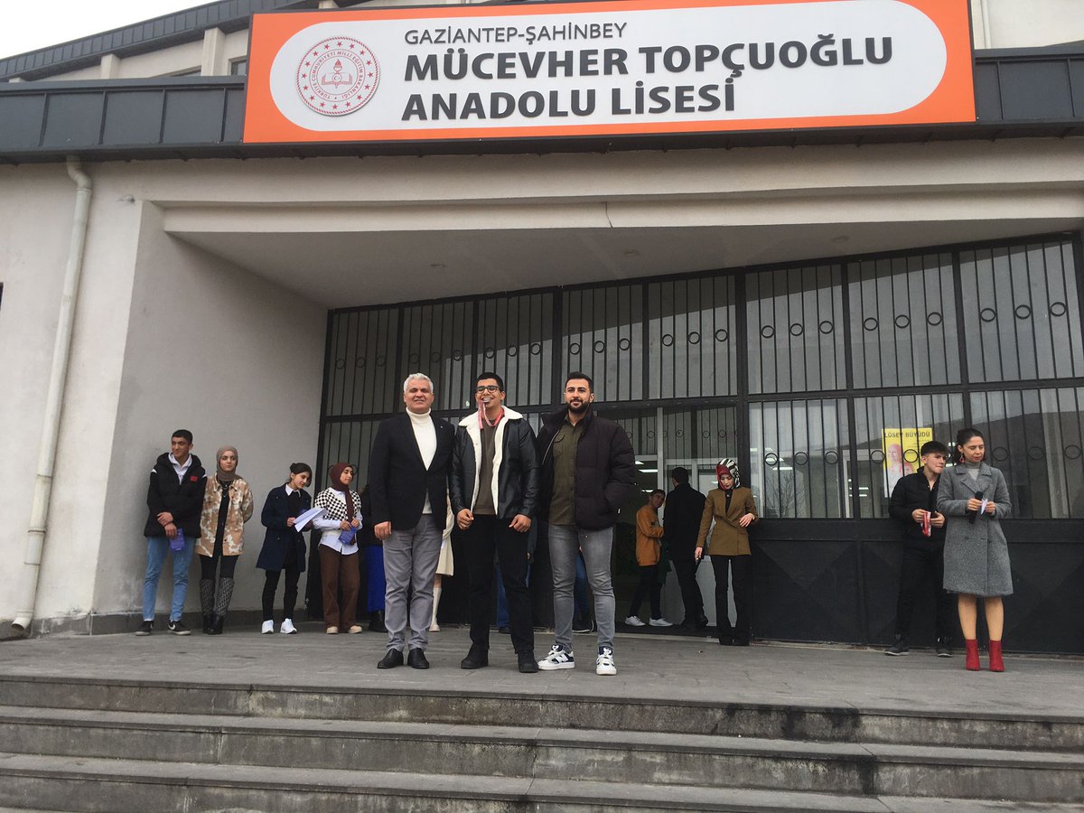MtopcuogluAL's tweet photo. Başarmak için inanmak gerekir. Öğrencilerimize inanıyor ve güveniyoruz. 9.-10.-11. ve 12.sınıflarımızın Dönem 1️⃣., 2️⃣., ve 3️⃣. öğrencilerimize hediye çekleri verildi. İyi tatiller. 🎁👏 @yasintepe @sahinbeymem https://t.co/ONRs9jVKWn
