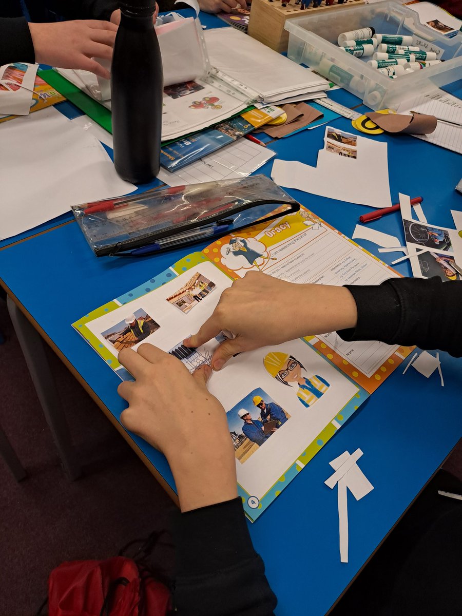 Lovely to research jobs in #Construction with some fabulous young people at St Christophers School. Diolch o galon @HEFCW @ReachingwiderNM for your support #WorldofWork #OpportunitiesForAll