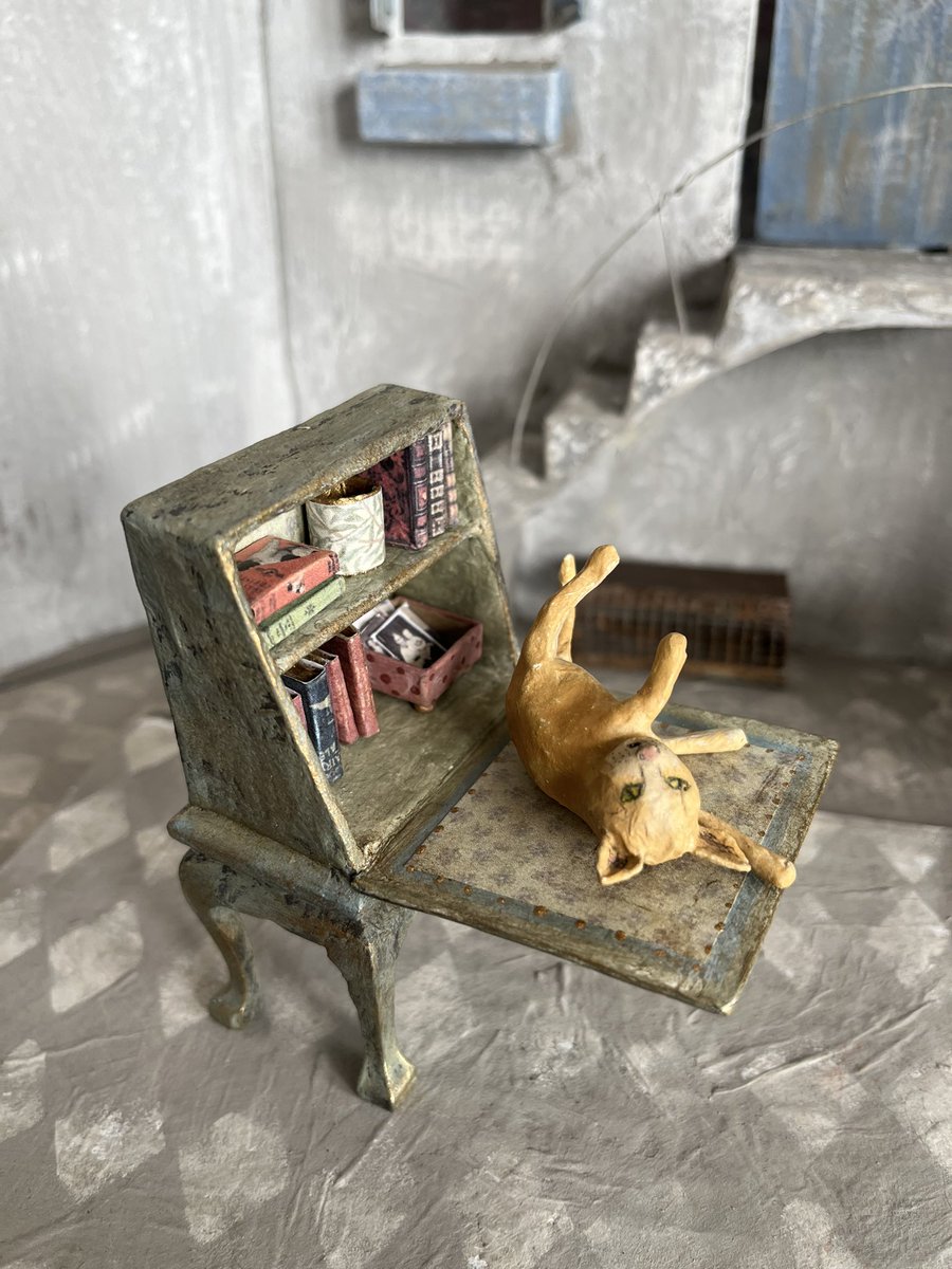 I’ve built this little desk on top of a 12th scale dolls house table - it’s made from cardboard and layers of gluey paper, incorporating it into one unique piece.

#dollshouse #papermache #etsyuk 

orchardcottagefinds.etsy.com/listing/164615…