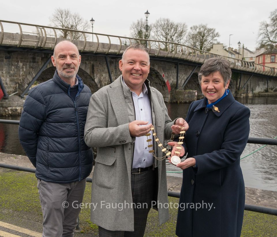 Incoming President of Carrick On Shannon Chamber Finola Armstrong-McGuire (The Magnet) is presented with the chain of office by outgoing President Colm McGrath (Brady Insurance). Also pictured is Brendan Dee, Chief Operations Officer of the Chamber.