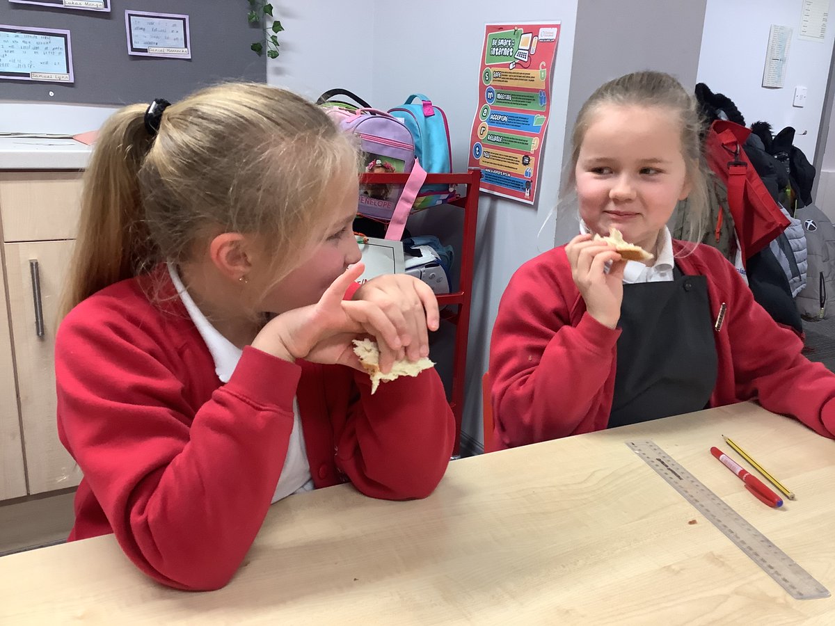StPhilipsY3C's tweet photo. On Monday, as part of World Religion Week, we had a special visitor! Mrs Chinnery came to our class and shared with us all about her Jewish faith. We enjoyed learning about traditional dances, food and dress. #teamStPhilips @StPhilipCEAP https://t.co/h3PWQ98Sa3