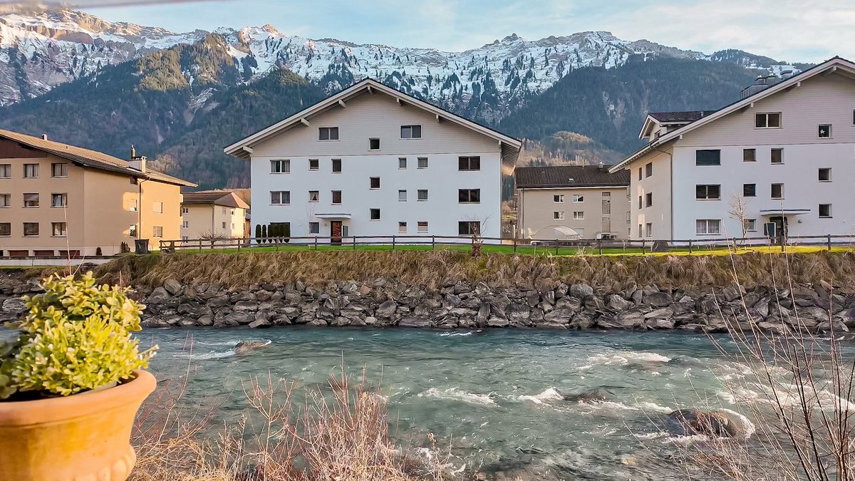 sucreroses_'s tweet photo. Hotel di Swiss kan MUAHAL banget ya, jadi aku memutuskan tinggal di mobil campervan SEKELUARGA!! 🥳🥳 Masak, makan, tidurnya tuh gimana??? https://t.co/o7cndV3q66