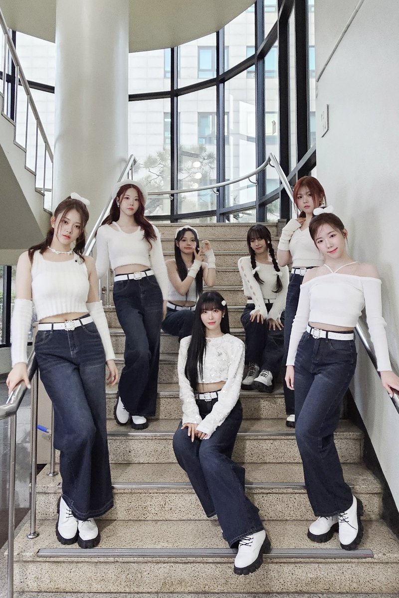 [📸] 

240119 KBS 뮤직뱅크

클리키만의 요정 클라씨와 함께하는 금요일 저녁❄
오늘도 무대 무사 완료👍

#CLASSy #클라씨
#WinterBloom