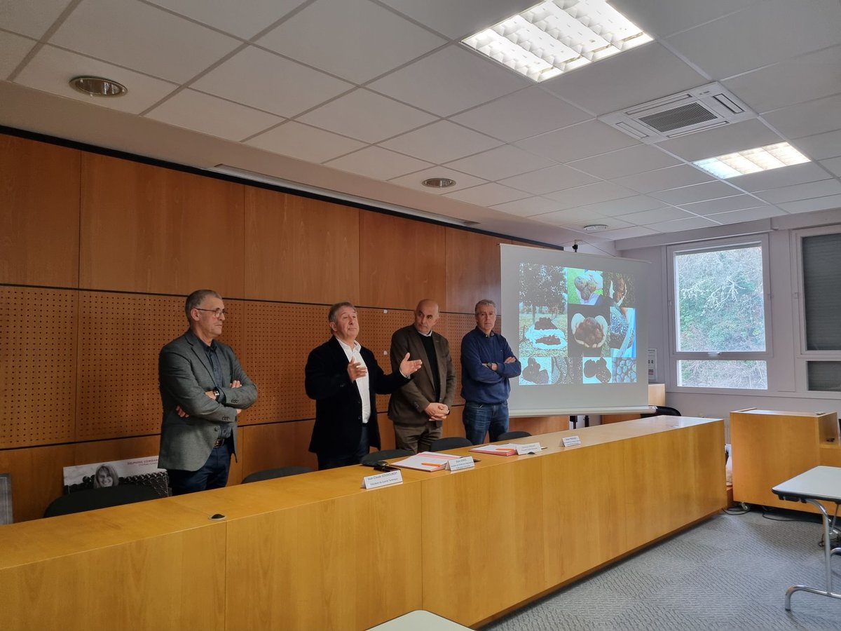 Dom_Granier's tweet photo. Une convention truffée de bonnes idées 💡
Ce jeudi 18 janvier 2024 dans le Lot, département emblématique de la culture de la truffe, signature d'une convention de partenariat de la filière truffe en Occitanie avec Alain GINIÈS, Président de la FRTO #occitanie #truffe #foncier https://t.co/Kmh1Daenxg