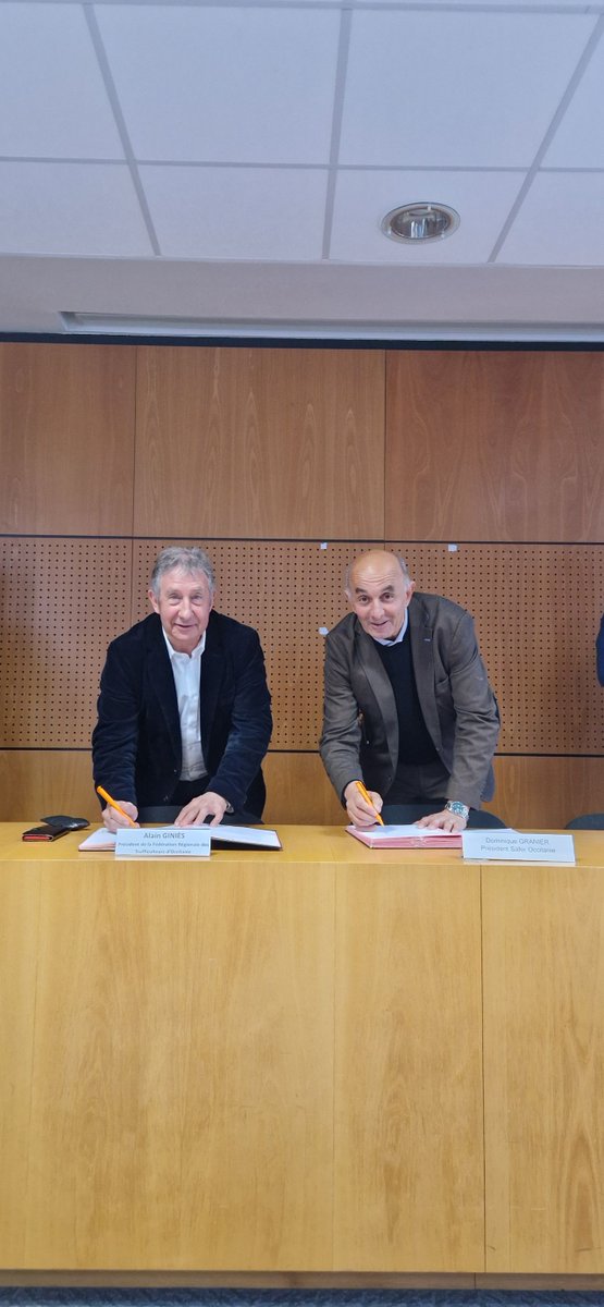 Dom_Granier's tweet photo. Une convention truffée de bonnes idées 💡
Ce jeudi 18 janvier 2024 dans le Lot, département emblématique de la culture de la truffe, signature d'une convention de partenariat de la filière truffe en Occitanie avec Alain GINIÈS, Président de la FRTO #occitanie #truffe #foncier https://t.co/Kmh1Daenxg