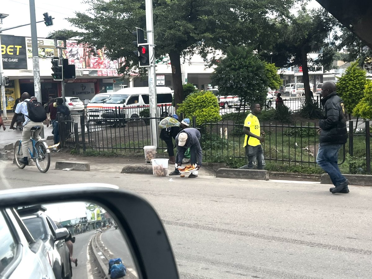 Took this picture at 06:51am. This guy dropped ma fritters on the tarmac then picked them up &amp; put them back in the bucket. I called him out but traffic lights went green. Passers by did nothing. 😭