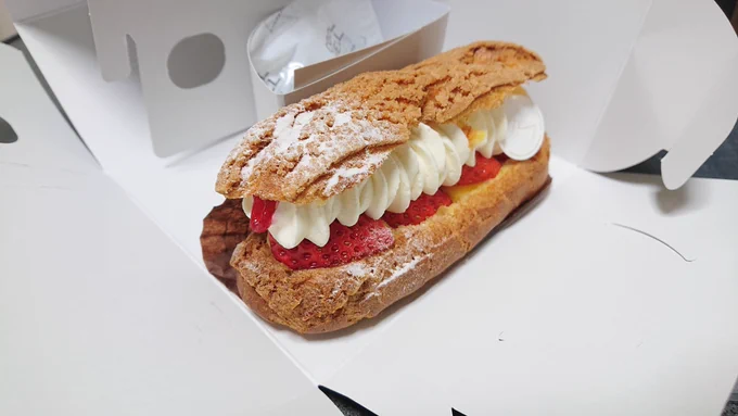 苺のエクレアを食います! 