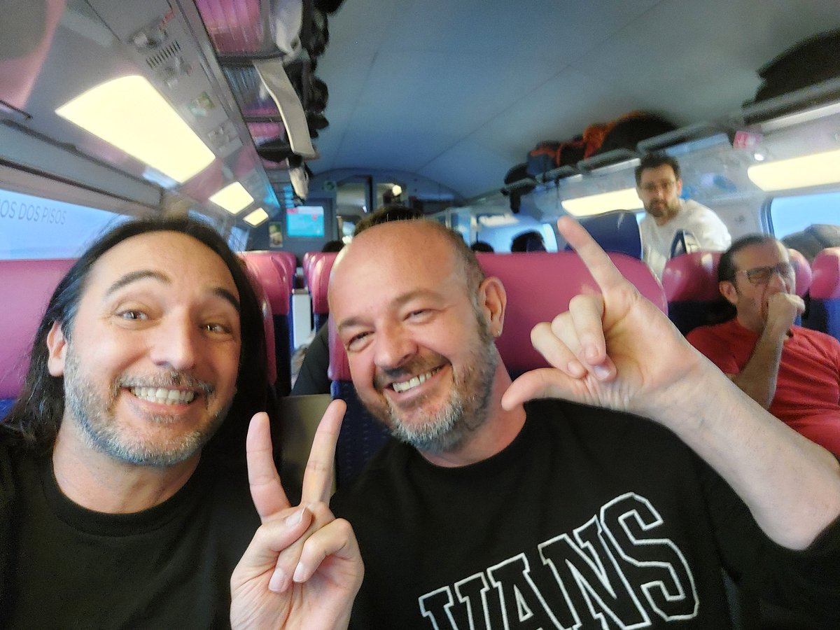 KikeUpdate's tweet image. Fototren ya estamos casi rizando a los mágicos #WCZGZ24 aquí  con @xavinaval compi de tren, compi de hotel y a saber que más...🤣