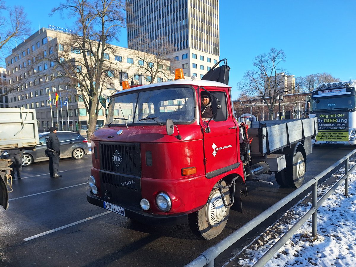 LKW-Korso aus Sachsen ist sicher in Berlin angekommen. 🥳 Am längsten hat die 'Fahrt' durch #Berlin gedauert. 🥵

#b1901