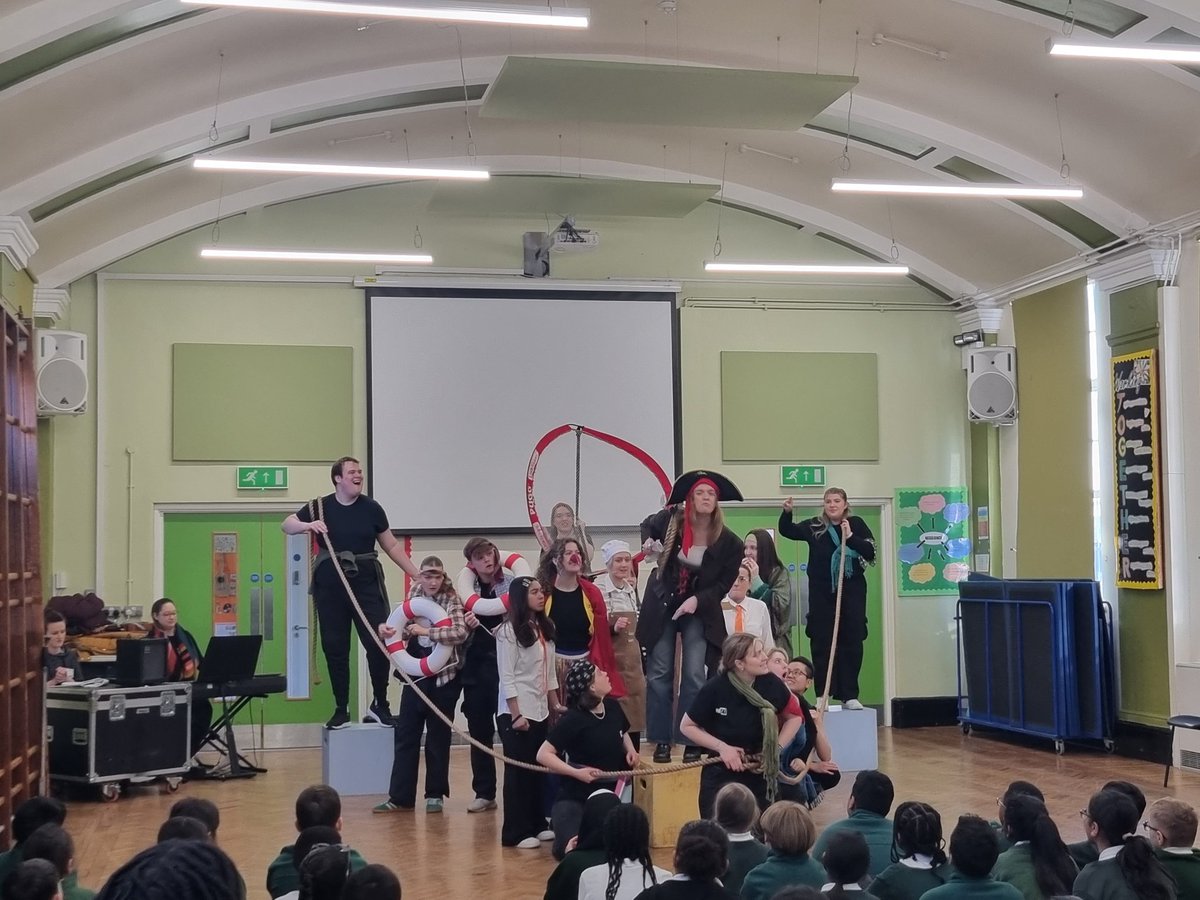 Greenwood_PS's tweet image. A great PSHE performance from the London College of Music- part of @UniWestLondon. Teaching our Year 5 children all about being me in my world! #Greenwood #UWL