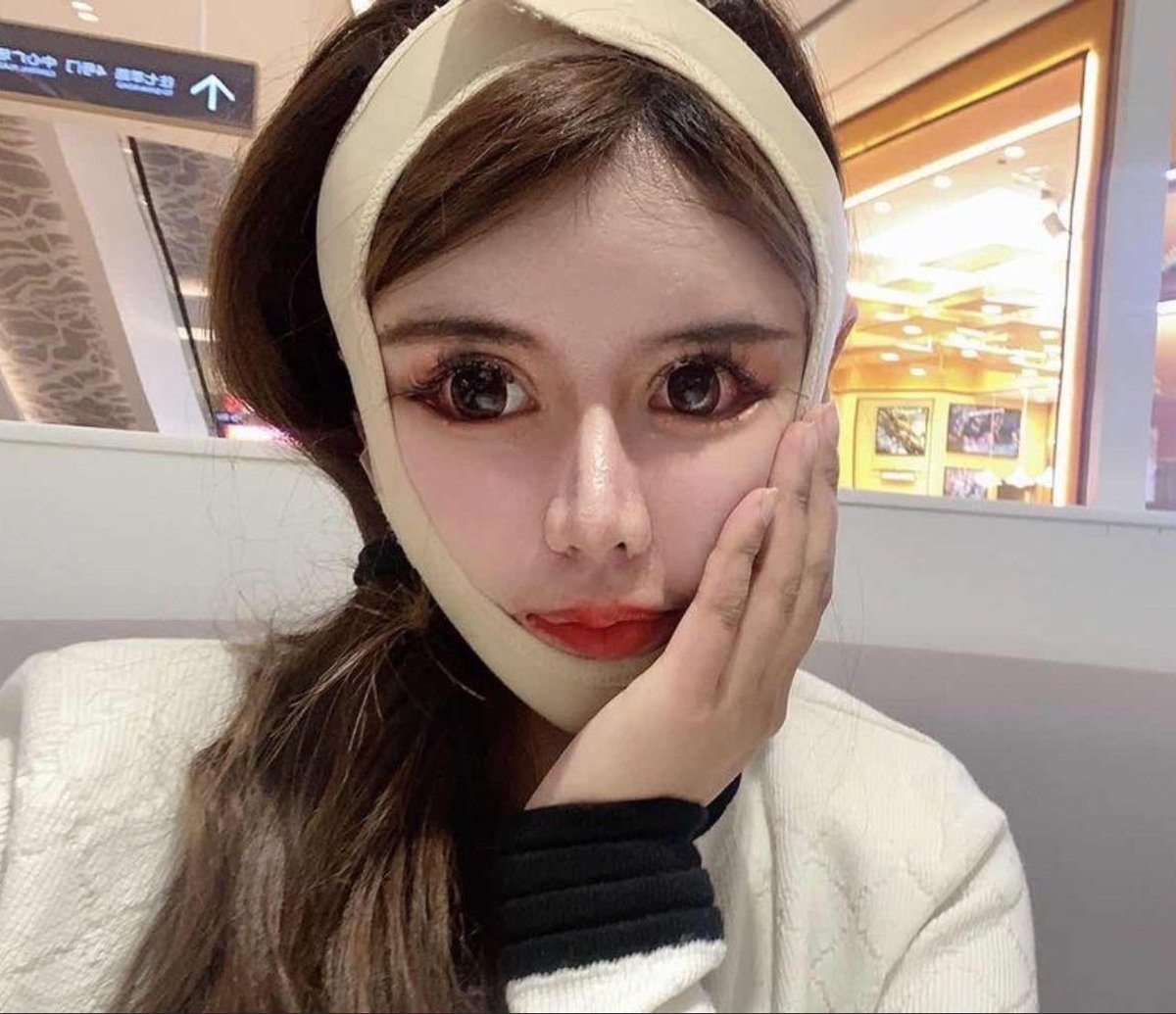 mimi___ooo33's tweet photo. ←一般が思う整形に数百万円かけてる女
　　整形垢が数百万円かけて目指す女→ https://t.co/Jc5Bn6qT0Q