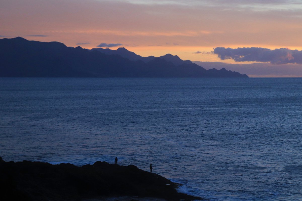 "Los paisajes pueden ser engañosos. A veces da la impresión de que no fueran el escenario en el que transcurre la vida de sus pobladores, sino un telón detrás del cual tienen lugar sus afanes, sus logros y los accidentes que sufren."
Un hombre afortunado - John Berger.