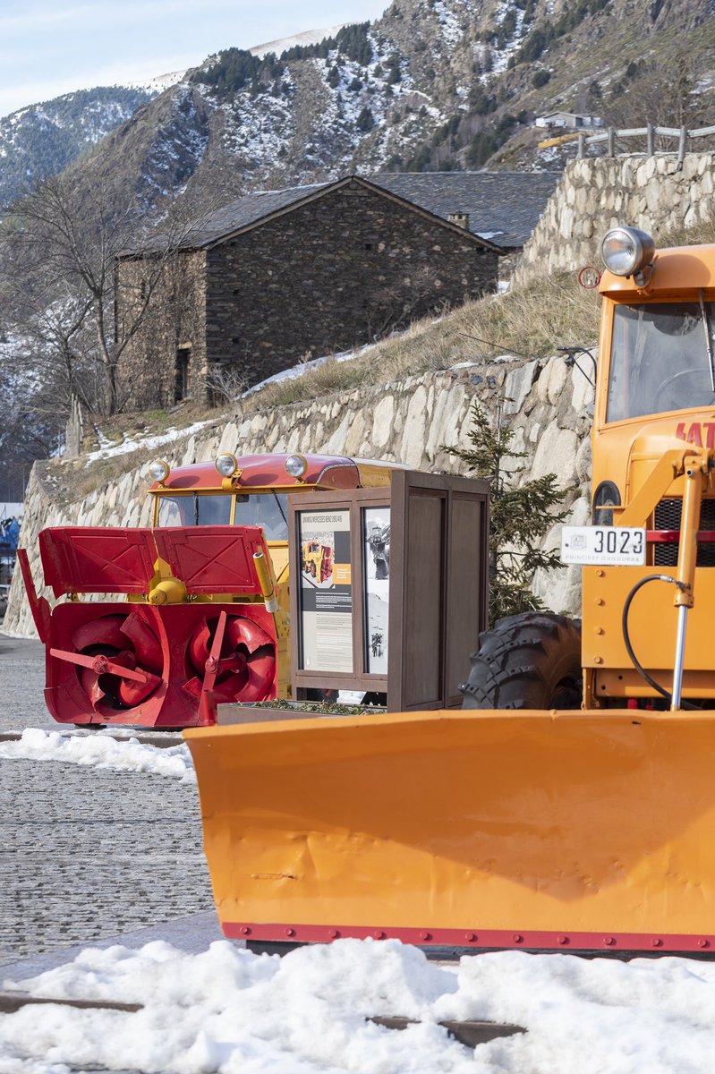 Ara pots conèixer la història i curiositats de les màquines llevaneu que tenim a la rotonda de Ransol. Hem instal•lat uns panells amb els descriptius de les màquines i el seu origen. Algunes daten dels anys 30…