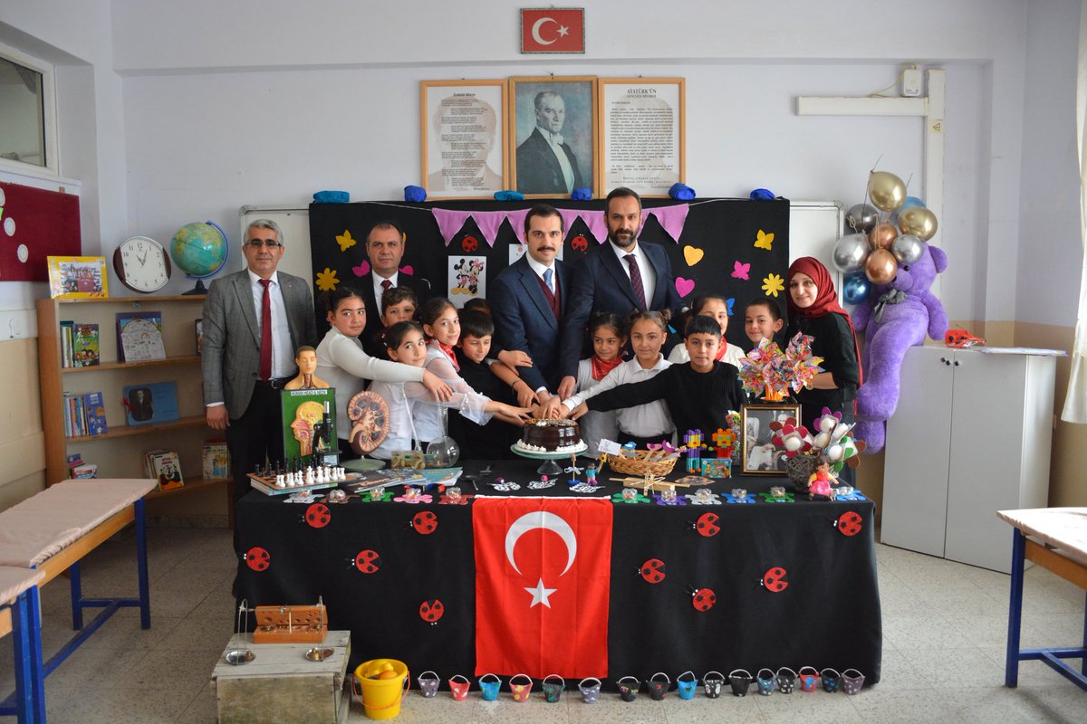 kangalgovtr's tweet photo. Kaymakamımız Sayın Onur AYKAÇ, İlçe Milli Eğitim Müdürü Mustafa ALKAN, TED Sivas Koleji Kurucu Temsilcisi Erdem ER ve okul yönetimi ile birlikte ilçemiz Havuz Köyü Şehit Erdem Kavlak İlk ve Ortaokulu öğrencilerinin karne heyecanına ortak oldu.👇

https://t.co/OPgmmb64Py https://t.co/3ZF43Y3Plm