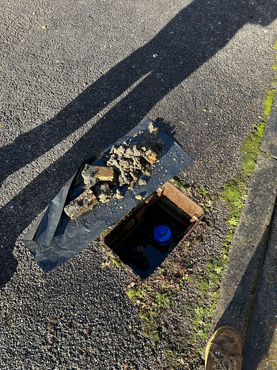TestingHydrant's tweet photo. Our hydrant technician has been out and about at numerous sites this week inspecting and testing the fire hydrant systems. All the rubble and silt cleared out, cover painted and full report produced. #firehydranttesting #firehydrant #sesutilities #derbyshirefireandsafety https://t.co/VmkGqqs38B