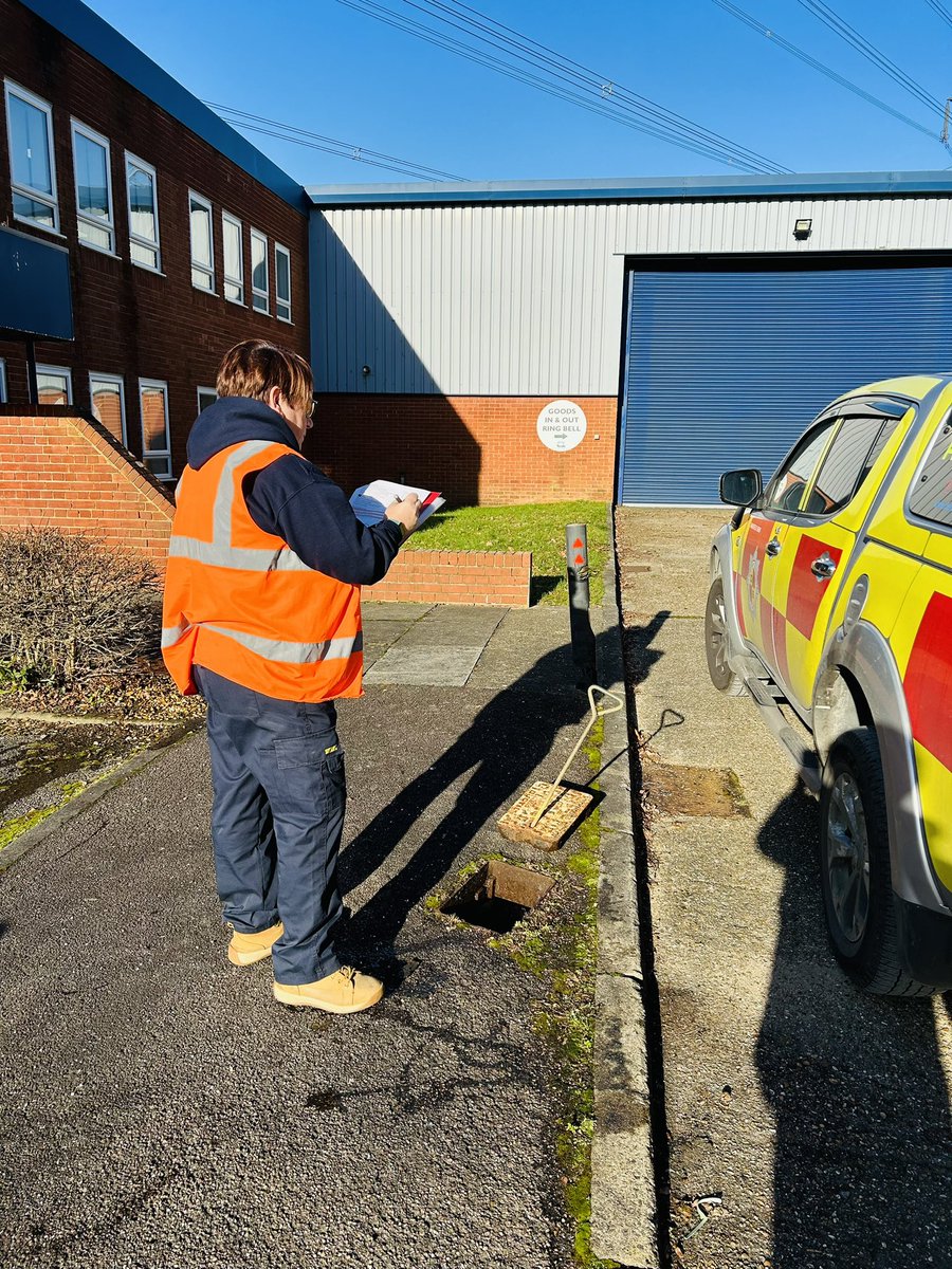 TestingHydrant's tweet photo. Our hydrant technician has been out and about at numerous sites this week inspecting and testing the fire hydrant systems. All the rubble and silt cleared out, cover painted and full report produced. #firehydranttesting #firehydrant #sesutilities #derbyshirefireandsafety https://t.co/VmkGqqs38B
