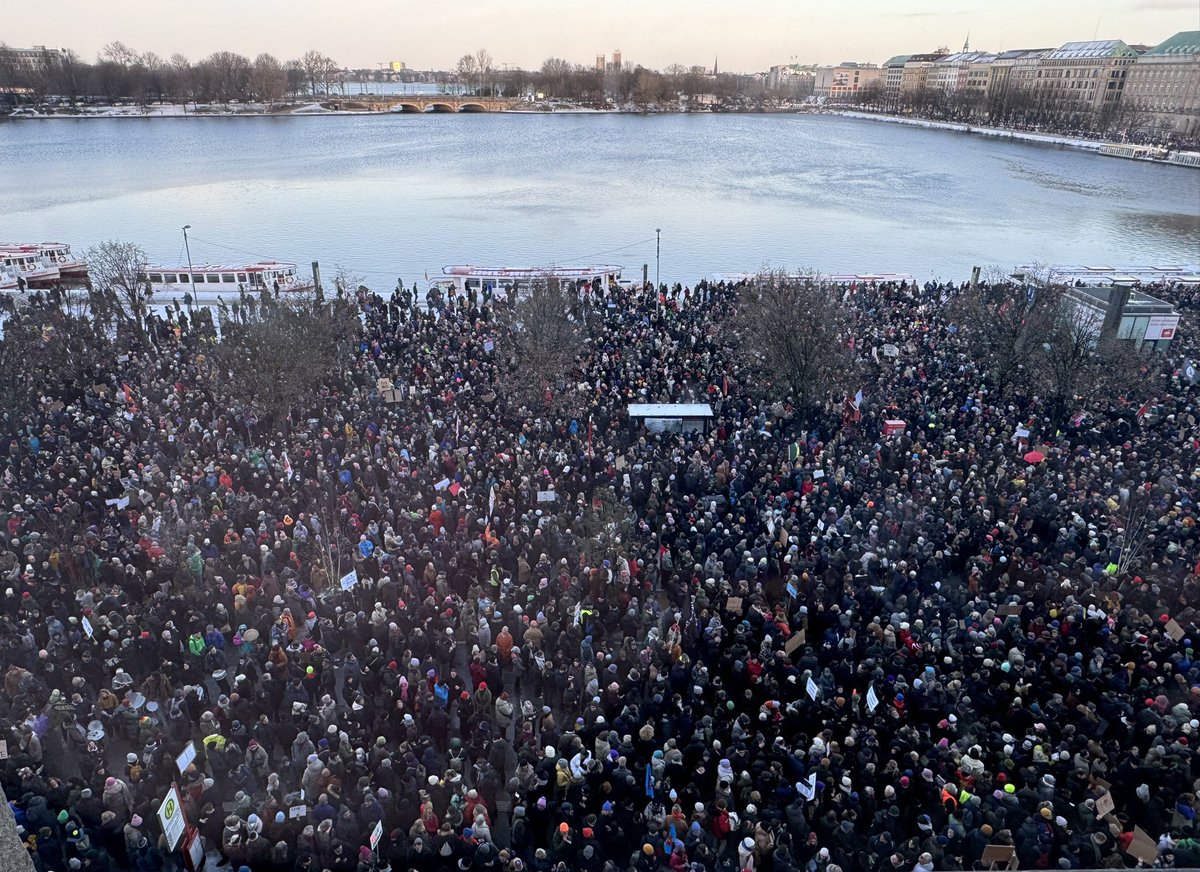 politicalbeauty's tweet photo. Wooaaaah Hamburg! ❤️ Weit weit mehr als die erwartetenden 10.000 Menschen! Jungfernstieg und umliegende Straßen/Plätze sind komplett voll. https://t.co/KLp4SMyWys