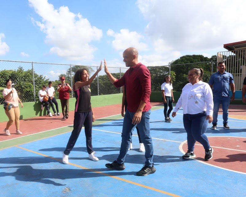 Los espacios de la Unidad Educativa Estadal Monseñor Rafael Pérez de León, ubicada en el sector Candelero, municipio Tomás Lander, fueron renovados a través del trabajo conjunto entre la Gobernación de Miranda, la alcaldía y las Bricomiles. #Miranda #19Ene acortar.link/wvAyRx