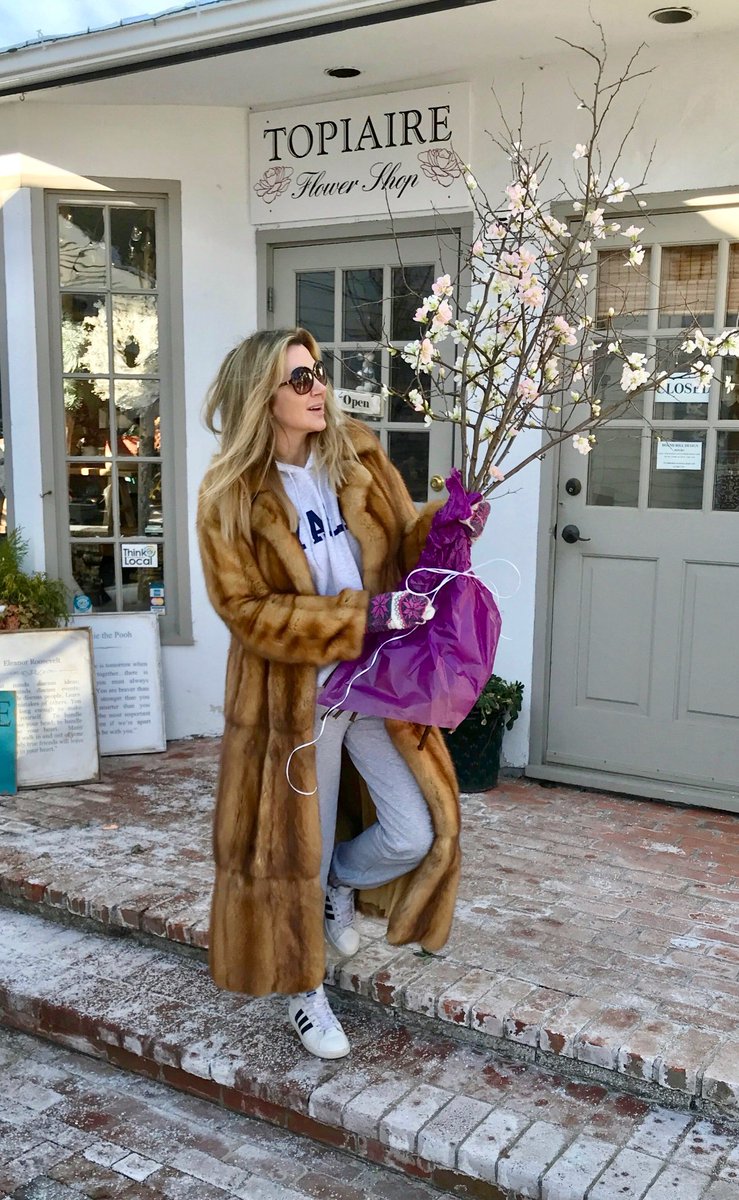 My interns have informed me
that the "Quiet Luxury" aesthetic is over and now it's all about a "Mob Wife Winter".  Does sable over a sweatsuit qualify? 🤣 #mobwifewinter