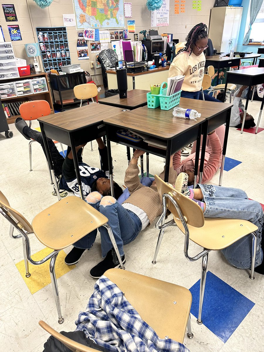 kmiles924's tweet photo. 5th grade at @ClayCougarCubs experiencing what Michaelangelo did painting the Sistine Chapel. @jacqnaii https://t.co/AW372uQNtd