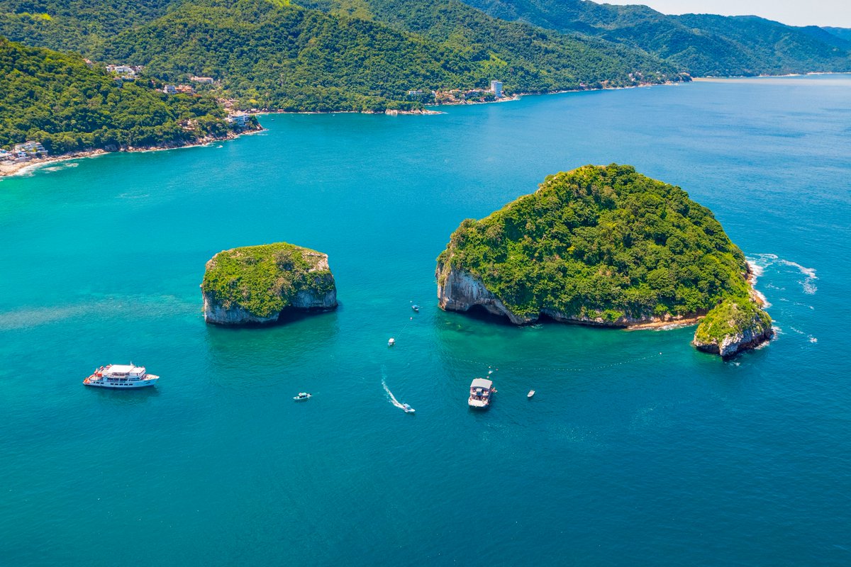 SunsetPlazaPV's tweet photo. Explore the natural wonder of Los Arcos in Mismaloya! 🌊🏞️ 

Immerse yourself in the magic of the National Marine Park, where biodiversity and beauty meet. Discover crystal clear waters, majestic arches and marine life in its splendor🚤🐠 

#LosArcosDeMismaloya #PuertoVallarta https://t.co/BnVtXgaHmQ