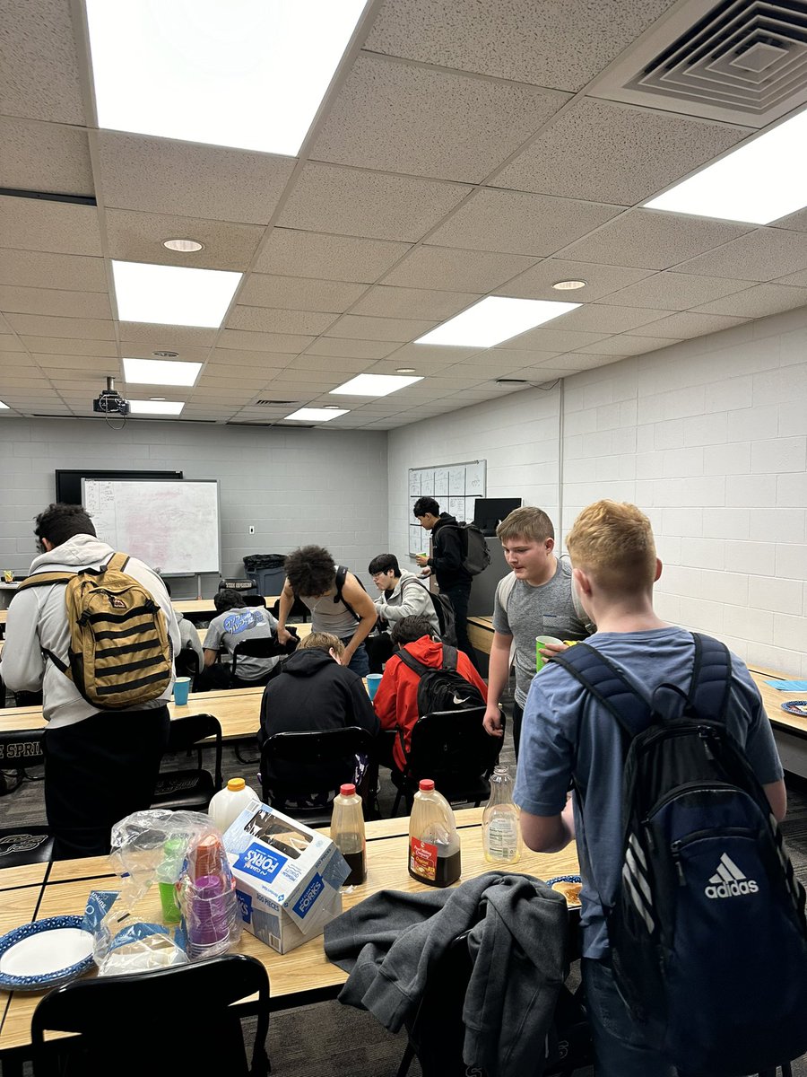 coachcannonbhs's tweet photo. Winners Eat!! One week down!!! #accountability #breakfastisserved #StillRowing https://t.co/1QxTebvLzQ