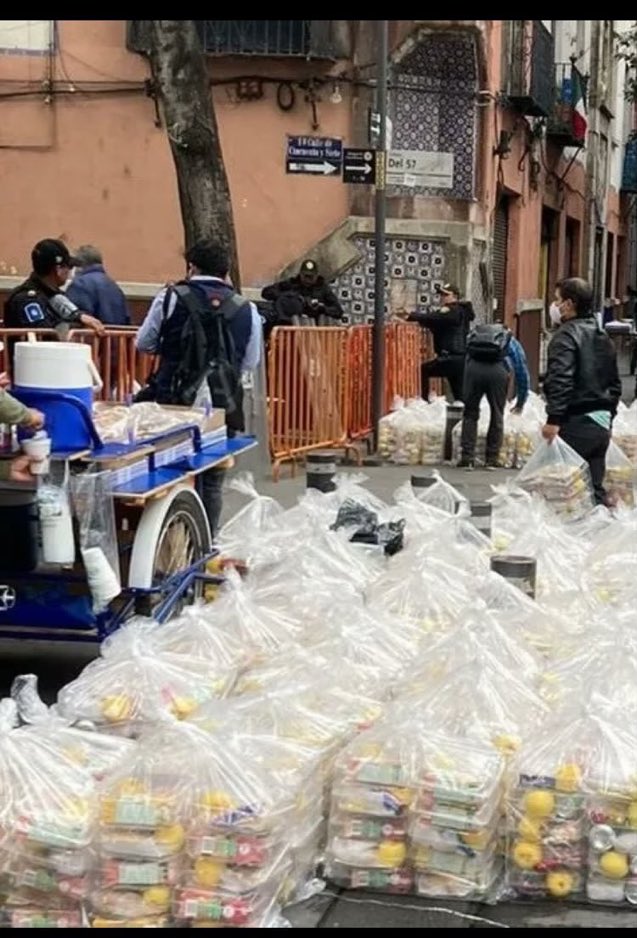 Antes les daban a los acarreados frijol con gorgojo , hoy les dan tortas asoleadas 
Yo les pregunto :  
Eso vale sus dignidad ? 🤦‍♀️🙄
#ClaudiaNoLevanta