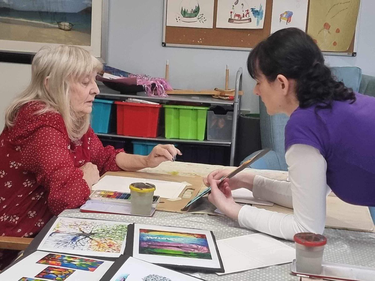 BeechHallLeeds's tweet photo. Enjoying arts and crafts with Tracey from @creativemindsan ❤️👏 https://t.co/Yg89ceYmbZ