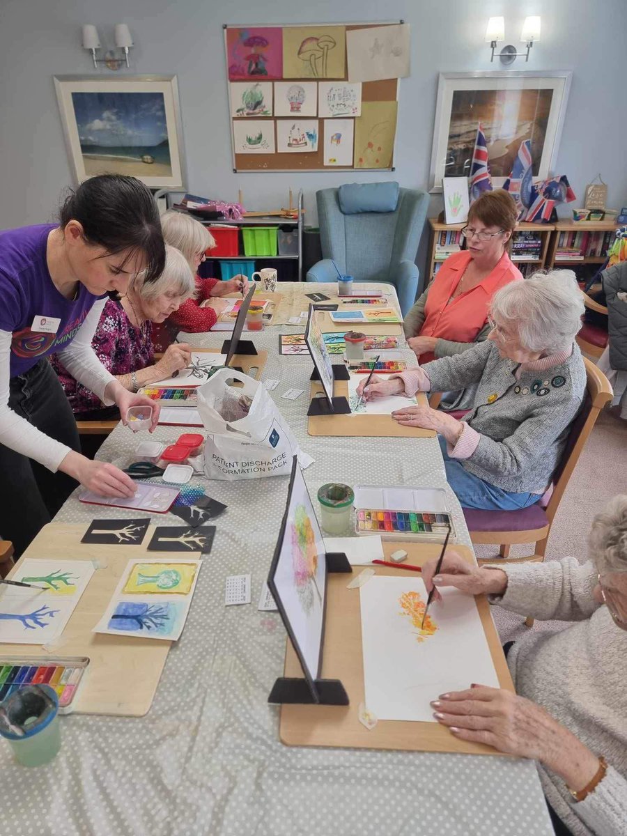BeechHallLeeds's tweet photo. Enjoying arts and crafts with Tracey from @creativemindsan ❤️👏 https://t.co/Yg89ceYmbZ