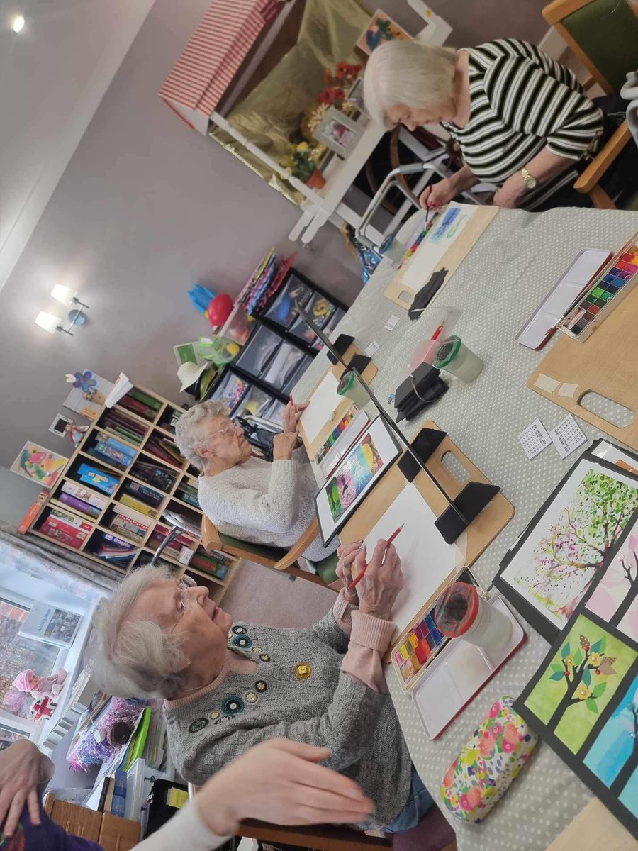 BeechHallLeeds's tweet photo. Enjoying arts and crafts with Tracey from @creativemindsan ❤️👏 https://t.co/Yg89ceYmbZ