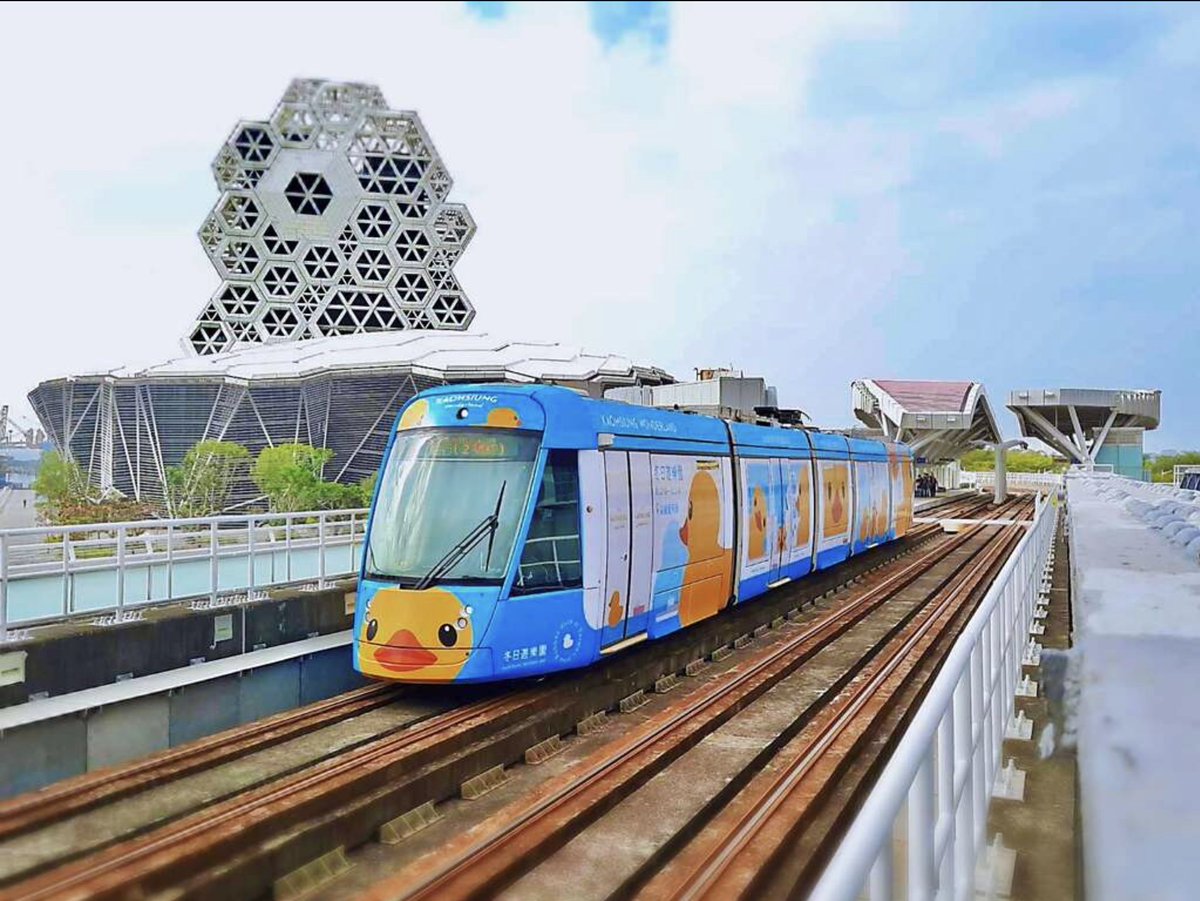 ProvenceTaiwan's tweet photo. 🦆 Le célèbre 𝗰𝗮𝗻𝗮𝗿𝗱 𝗴𝗲𝗮𝗻𝘁 de l'artiste néerlandais Florentijn Hofman est à l'honneur sur la dernière livrée des rames @Alstom du tramway de la ville de #Kaohsiung. L'œuvre sera exposée du 27/01 au 25/02 dans les eaux de cette grande cité portuaire du sud de #Taïwan ! https://t.co/9wiCmzqWjb