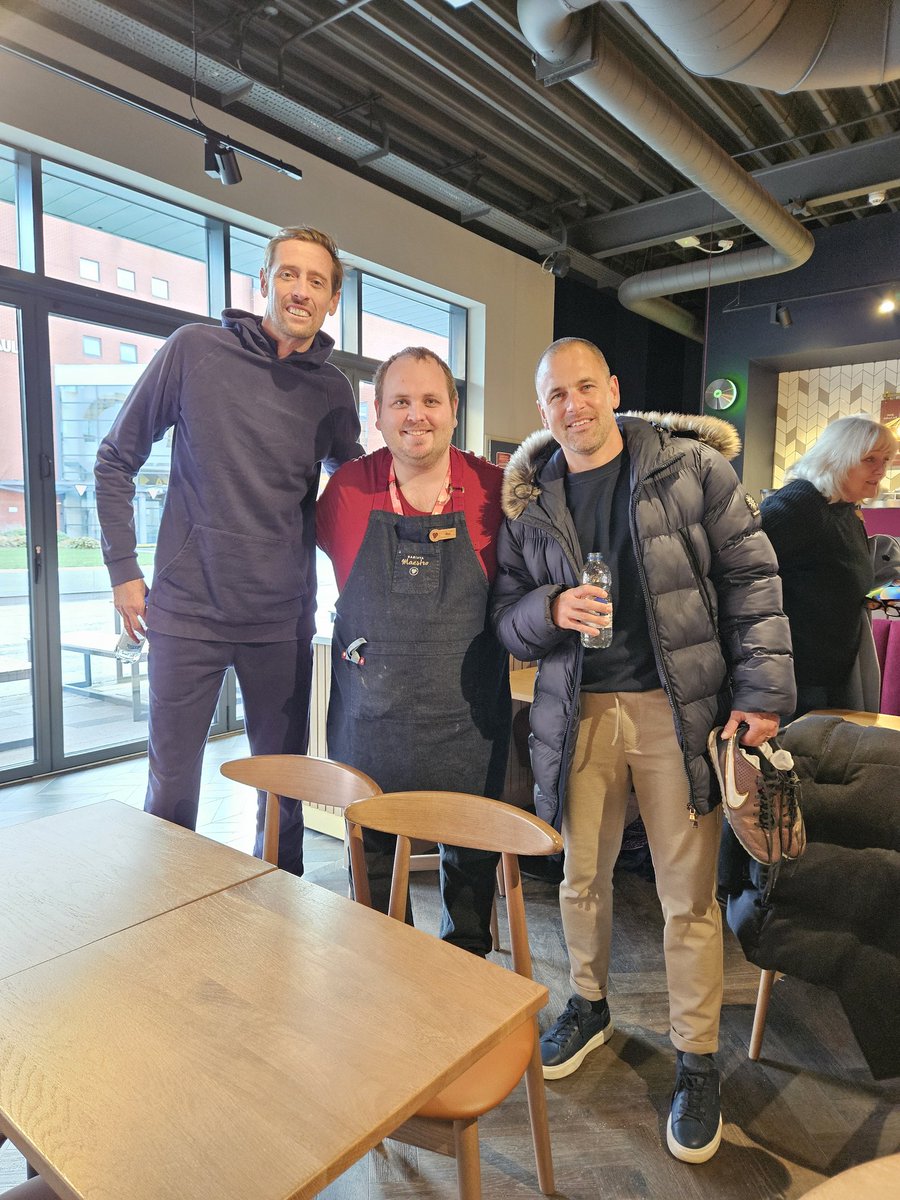 Not often you get two former england internationals pop into your work place <a href="/CostaCoffee/">Costa Coffee</a>

<a href="/petercrouch/">Peter Crouch</a> <a href="/RealJ_cole/">Joe cole</a> down to earth guys. Thanks for the picture
