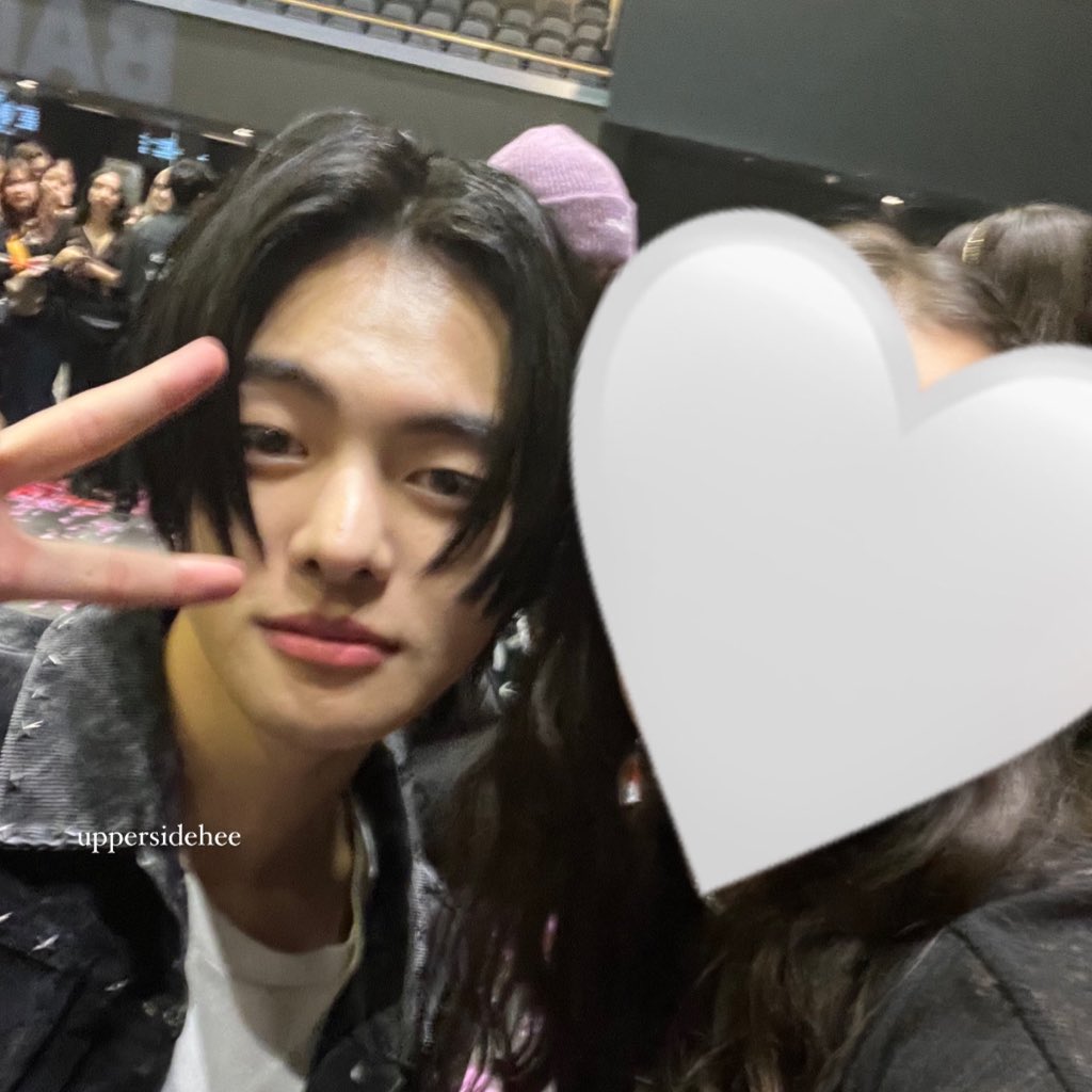 uppersidehee's tweet photo. Thank you Hanbin, Leo, Reddy and Hong for taking a photo with me <3 ily #KGalaxy2024 #KIMHANBIN #๋น์์ด #LEO #๋ฆฌ์ค #REDDY #๋ ๋ #HONG #JinEnt #JinEntConcerts #131LABEL #kpopineurope #withGalaxy #PoweredBySamsung #POW_GRID https://t.co/BlByYC3ik9