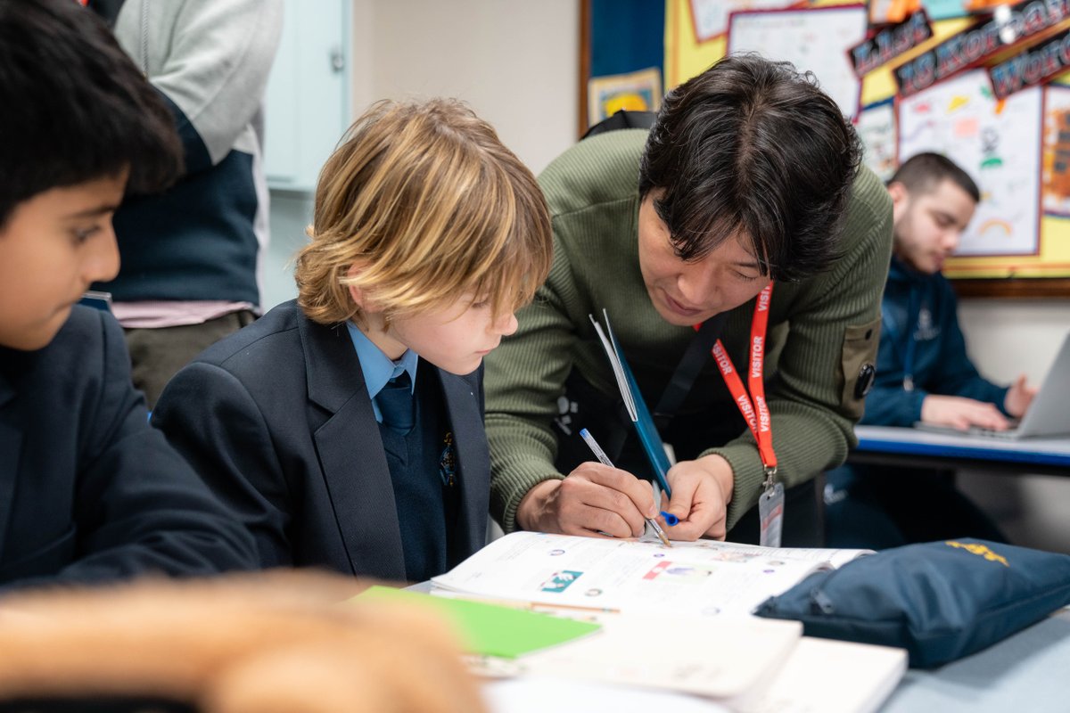 WhitgiftSchool1's tweet photo. Yesterday, Whitgift hosted a study trip for 10 members from the education sector of the Embassy of the Republic of Korea. They observed Korean lessons, had a tour of the School and listened to an overview of the Korean provision at Whitgift. #WhitgiftLanguages #νκ΅ #νκ΅μΈ https://t.co/TqxATvg6b9