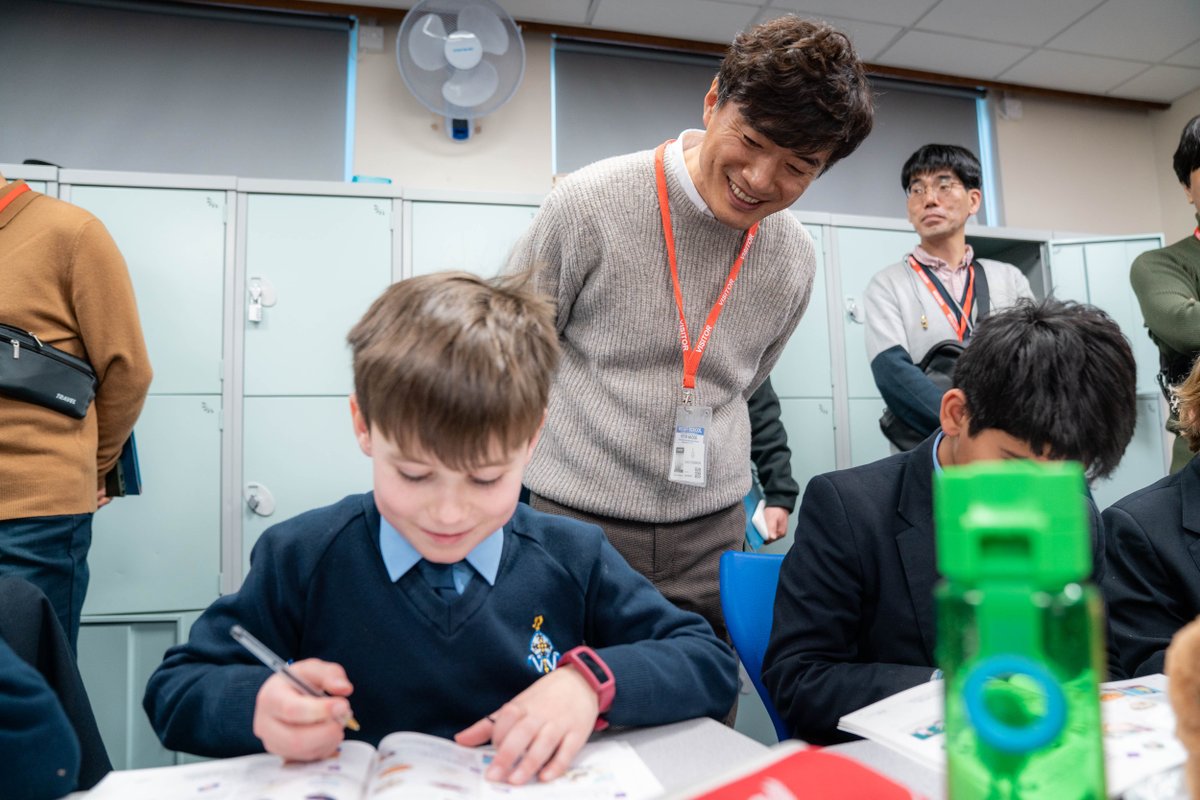 WhitgiftSchool1's tweet photo. Yesterday, Whitgift hosted a study trip for 10 members from the education sector of the Embassy of the Republic of Korea. They observed Korean lessons, had a tour of the School and listened to an overview of the Korean provision at Whitgift. #WhitgiftLanguages #νκ΅ #νκ΅μΈ https://t.co/TqxATvg6b9