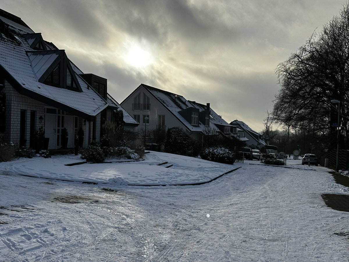GoodnightBond's tweet photo. Winterwonderland in Essen ❄️☀️@Essen_Ruhr https://t.co/OLSIJlAYl1