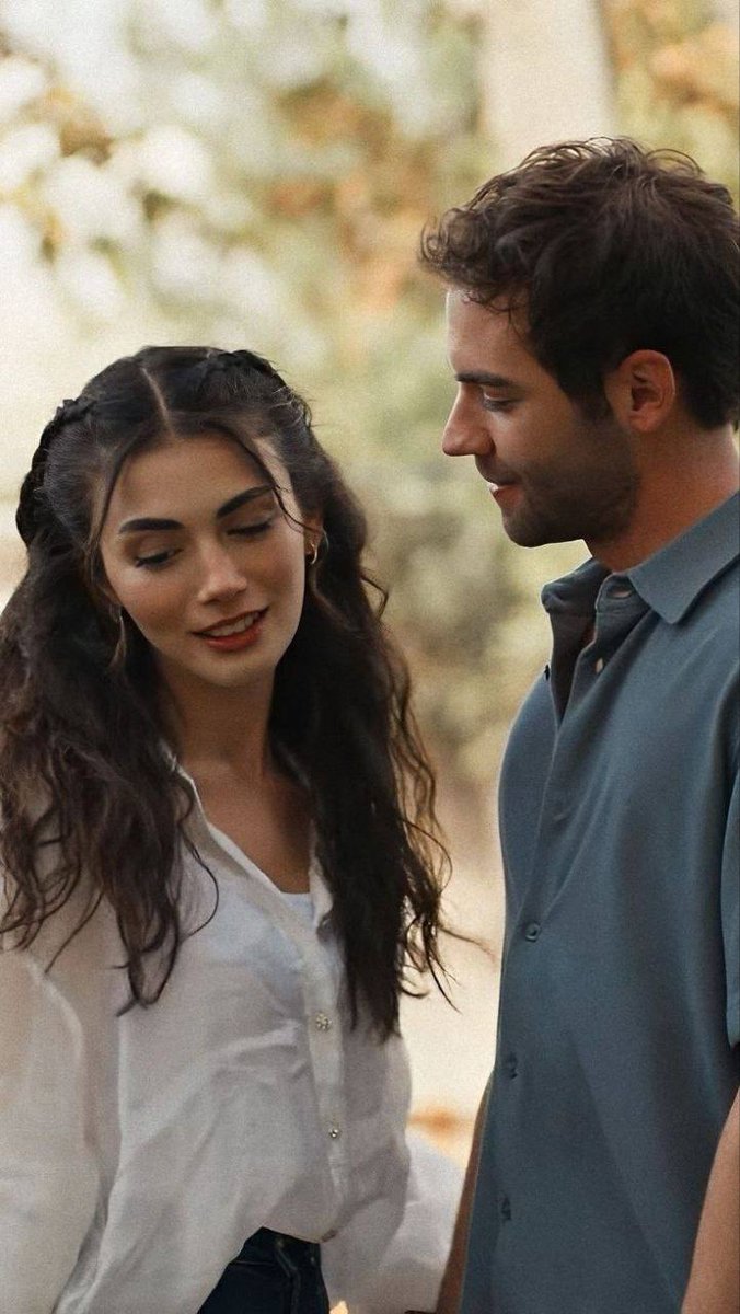 تقول لي إبتسمي..!❤️
هل لأنك تهتم لأمري.!
تسليني الكلمات 
والمواقف
والاحداث التي تمرُ بي 
واتخيلك من خلالها 
وهذه كُلها تجعلني أبتسم 
وهي سبب انني لازلت
  على قيد الحياة 
نعم سابتسم ..🥰
وكل شىء حينها 
يبتسم ،الطيور ،الأزهار 
،والاغاني وقلبك وانا..❤️