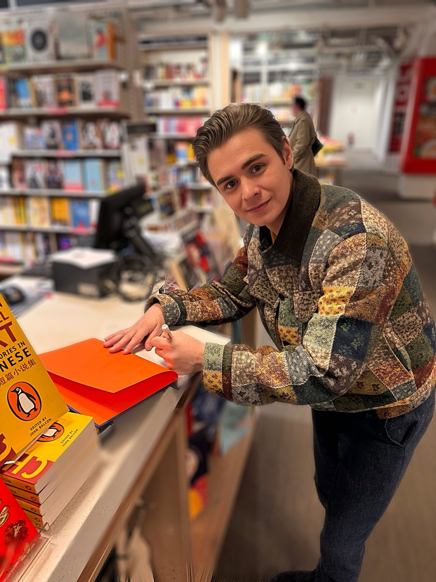 I popped into Waterstones Piccadilly, Hatchards, Foyles and more in London on a signing spree! They’re on the shelf now. 💙🧡