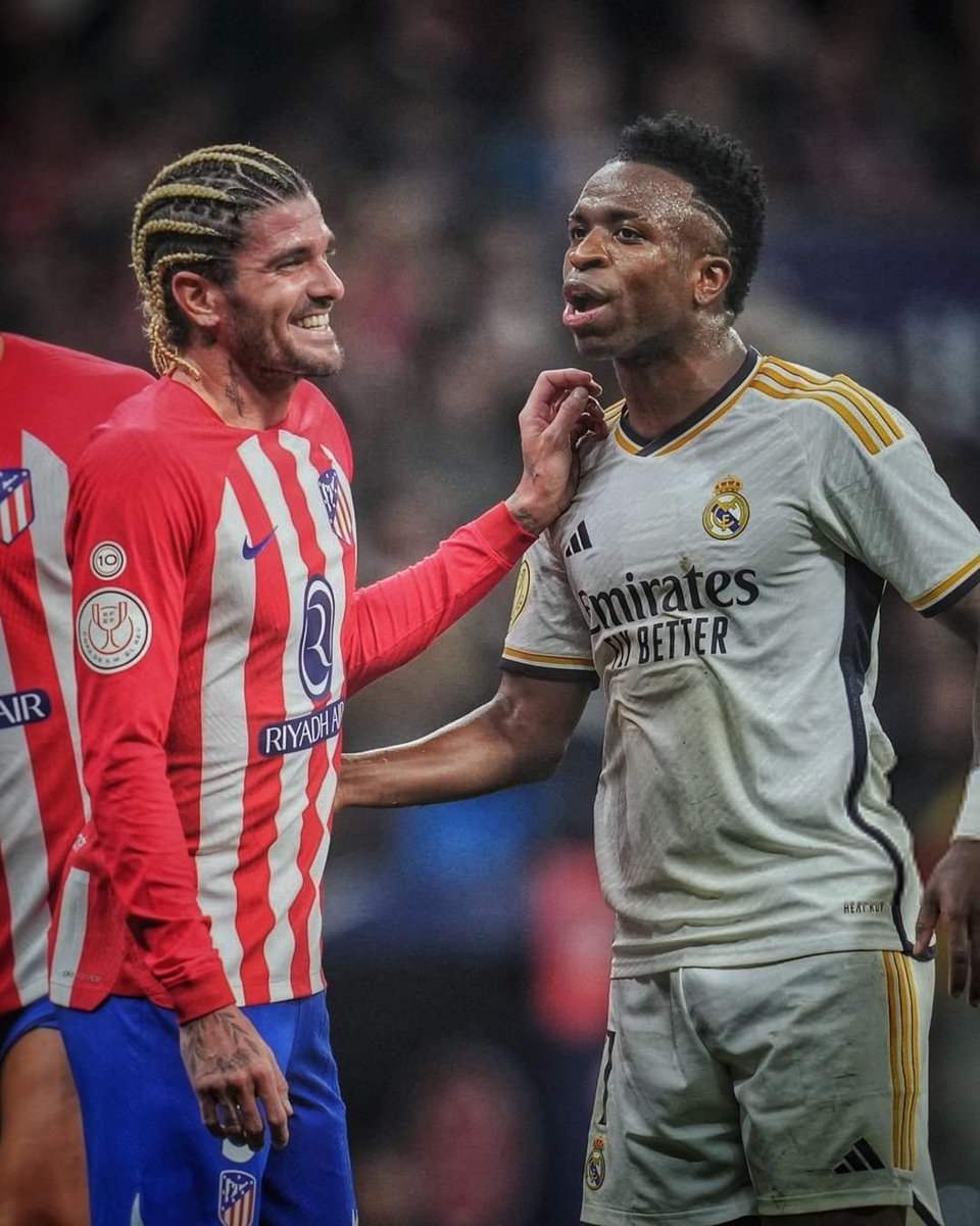 giraltpablo's tweet photo. Vinícius: “Yo juego en el Real Madrid”.  

De Paul: “¿Sí? Yo soy Campeón del Mundo”.

🇦🇷⚔️🇧🇷 El cruce entre el argentino y el brasilero en pleno derbi de Madrid. https://t.co/Gwi05AVLNn