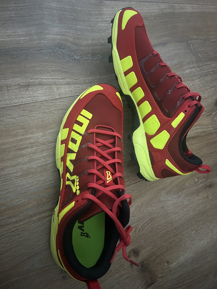 wheresw90458208's tweet photo. Well k was feeling sorry for myself, and loved the colours! The price was an added bonus for a Yorkshire man! #jogger #trail #ultra #newdaps https://t.co/IgtBPdtwVp