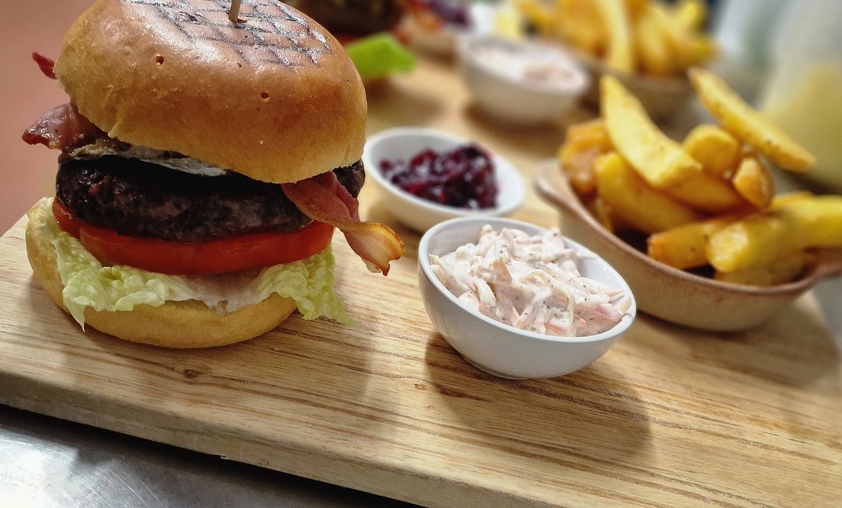 Venison burger with blue cheese, chips, Coleslaw &amp; chutney 🍔